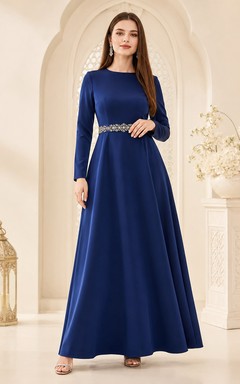Vestido largo de satén azul rey con cuello joya, manga larga, cintura con cuentas y corte en A hasta el suelo, ideal para Eid.