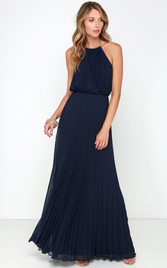 Vestido largo de gasa sin mangas con pliegues.
