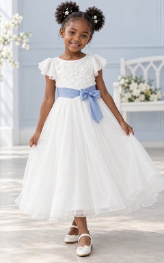 Vestido de niña de flores blanco, sencillo, de corte A, con tul, mangas con volantes y largo hasta los tobillos, con fajín azul.