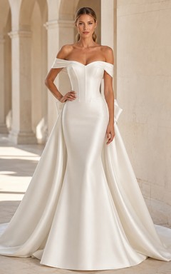 Robe de mariée sirène en satin poli, épaules dénudées, manches courtes, traîne chapelle, dos nu avec nœud, coupe sirène.