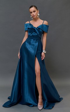 Vestido de satén de tirantes finos con corte en A, abertura y tiras cruzadas