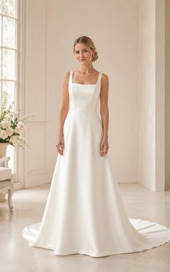 Robe de mariée minimaliste en satin, coupe trapèze, col carré, sans manches, traîne.