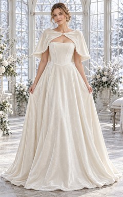 Vestido corto de terciopelo con escote corazón y corte en A, ideal para bodas de invierno.