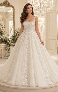 Elegantes Brautkleid mit eckigem Ausschnitt, Spitzenapplikationen und festlichem Ballkleid