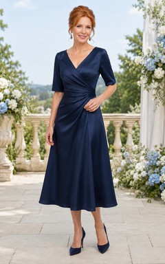 Dunkelblaues, wadenlanges A-Linien-Kleid aus Satin mit V-Ausschnitt für Mütter