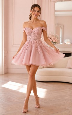 Robe de mariée courte trapèze en tulle et dentelle florale rose poudré à épaules dénudées
