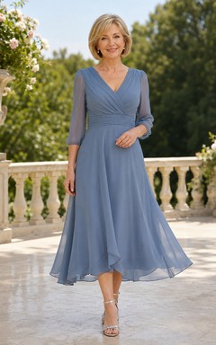 Romantisches, schieferblaues Chiffonkleid für kleine Mütter mit V-Ausschnitt, Dreiviertelärmeln, asymmetrischem Saum und Teelänge.