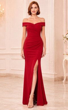 Vestido de sirena rojo de crepé con abertura y hombros descubiertos