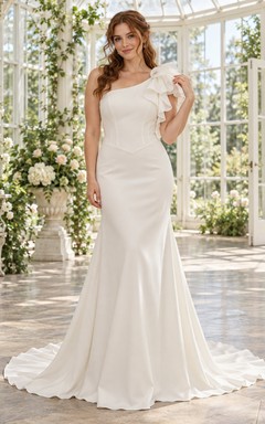Schlichtes, schulterfreies Brautkleid mit Rüschen an der Schulter, spitz zulaufender Taille und trompetenförmiger Schleppe