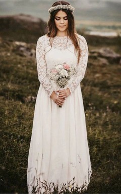 Robe de mariée fourreau en mousseline à col bateau, manches longues et dos nu, en dentelle et mousseline, avec encolure bateau et dos nu.