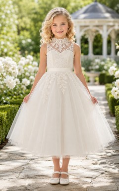 Elegante vestido de niña de flores de corte princesa, largo hasta la rodilla, con tul, encaje, cuello alto y apliques florales.