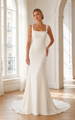 Vestido de novia clásico de satén con escote cuadrado, sin mangas, corte recto y cola corta, ideal para ceremonias minimalistas.