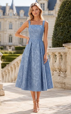 Robe d'invitée style château de thé, bleu acier, à bretelles carrées et imprimé jacquard floral, coupe trapèze.
