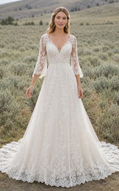 Vestido de novia romántico de corte A con escote en V y mangas tres cuartos, en encaje lavanda y cola catedral.