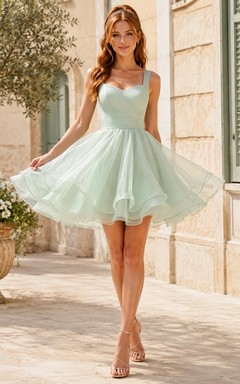 Robe courte de bal de fin d'année en organza menthe, coupe ajustée et évasée, ourlet pétale, jupe évasée épurée