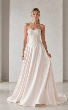 Vestido de novia formal con escote halter, corte recto, drapeado y cola larga.