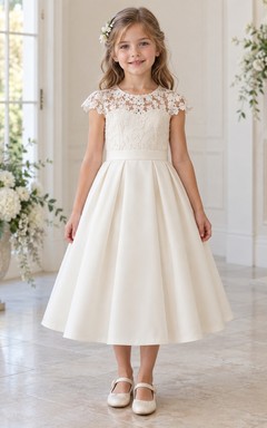 Vestido de niña de flores modesto, de corte A, de satén, con mangas cortas y estampado floral color marfil, hasta la rodilla.