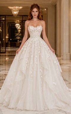 Trägerloses, herzförmiges Brautkleid mit floraler Spitze, Knopfleiste am Rücken und Stufenrock, Kapellenschleppe