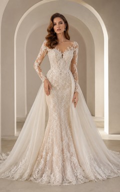 Robe de mariée sirène en dentelle épurée, décolleté en V profond, manches longues, traîne chapelle, ornée d'appliques, idéale pour une salle de bal.