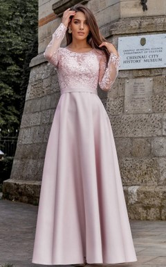 Vestido de invitada moderno de corte A con encaje, manga larga y fruncido, hasta el suelo.