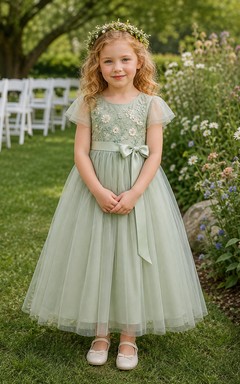 Vestido de niña de las flores color salvia, encaje, tul, corte en A, manga corta, escote redondo, largo midi, detalle de fajín.