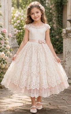 Robe de demoiselle d'honneur asymétrique en tulle et dentelle, coupe trapèze, manches courtes, col rond et ceinture.