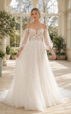 Robe de mariée de luxe en dentelle florale, épaules dénudées, manches longues, coupe trapèze, traîne chapelle festonnée, manches longues et dentelle florale, coupe trapèze.