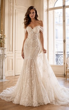 Robe de mariée sirène luxueuse en dentelle, décolleté cœur, manches courtes, traîne cathédrale, jupe amovible, idéale pour un mariage champêtre.