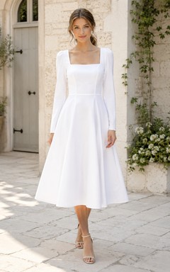 Schlichtes, weißes Jersey-Gästekleid mit langen Ärmeln, eckigem Ausschnitt, A-Linie und Teelänge