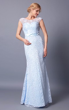 Vestido largo de encaje con cuello joya y mangas cortas, de estilo recatado, con fajín.