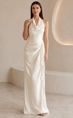Vestido formal sencillo de color marfil con cuello halter y escote drapeado, largo hasta el suelo.