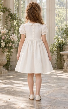 Schlichtes weißes knielanges Blumenmädchenkleid mit Rosenmuster, Schleife, abgerundeten Puffärmeln und Raffungen
