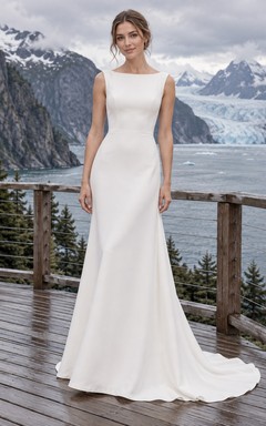 Elegante vestido de novia de crepé con escote barco, cola larga y botones en la espalda.