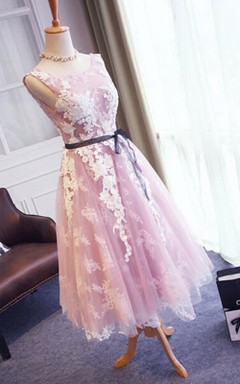 Precioso vestido de encaje sin mangas con espalda en V y largo hasta la rodilla