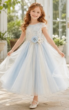 Vestido de niña de flores azul en capas de tul con encaje floral en la cintura, corte en A, mangas cortas, cuello redondo y falda hasta la rodilla.