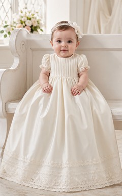 Vestido de bautizo para bebé con corpiño plisado, corte en A, manga corta y dobladillo de encaje.