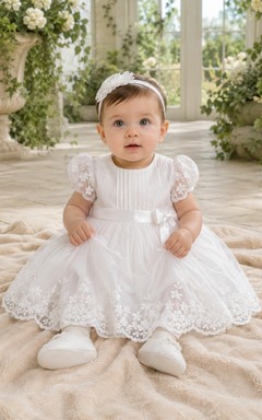Robe de baptême pour bébé, coupe trapèze, manches bouffantes, en tulle brodé, avec manches bouffantes et dentelle. Romantique et adorable.