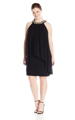 Chiffonkleid mit hohem Kragen und juwelenbesetztem Ausschnitt