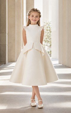 Robe de communion moderne à col montant, manches pétales et basque