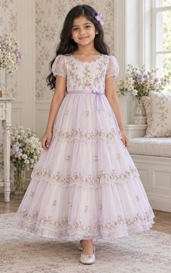 Vestido de niña de flores sencillo, de corte A, tul, mangas abullonadas y largo hasta los tobillos, con volantes y estampado floral lavanda.