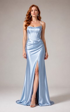 Vestido de dama de honor azul claro de satén, corte recto, tirantes finos y abertura hasta el suelo.