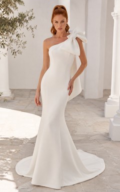Robe de mariée minimaliste en satin, coupe sirène asymétrique, sans manches, traîne.