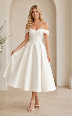 Vestido de recepción nupcial clásico de satén con escote de hombros descubiertos y corte en A, largo hasta la rodilla.