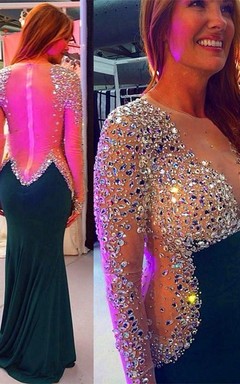 Robe de soirée sirène intemporelle à manches longues, ornée de cristaux et d'une fermeture éclair au dos.