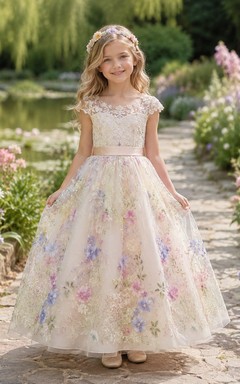 Vestido de niña de flores color marfil con bordado floral multicolor, mangas cortas de encaje, falda de tul acampanada hasta el suelo y cinturilla de satén color rosa pálido.