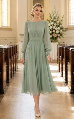 Robe midi plissée à manches longues en mousseline de sauge, idéale pour une invitée à un mariage.