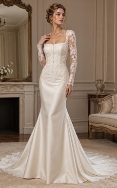 Robe de mariée sirène en satin poli et dentelle, col carré, manches longues, traîne chapelle, manches fleuries, idéale pour la réception.