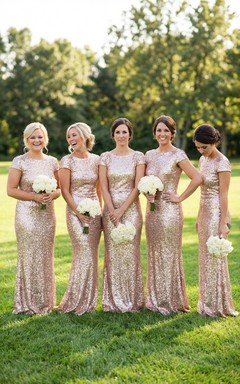 Vestido dorado de lentejuelas con mangas para la madre de la novia.