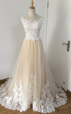 Vestido de fiesta sencillo de corte A, largo hasta el suelo, sin mangas, con encaje y efecto ilusión, con apliques.
