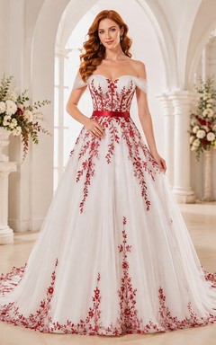Brautkleid aus rotem Tüll mit floralen Applikationen, schulterfrei, kurzen Ärmeln und A-Linien-Schnitt sowie Schleppe